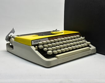 Máquina de escribir manual Brother con tapa amarilla - Máquina de escribir portátil vintage - Regalo de decoración de oficina retro para escritores