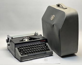 Máquina de escribir Adler vintage, QWERTZ, azul y negra con funda de cuero gris