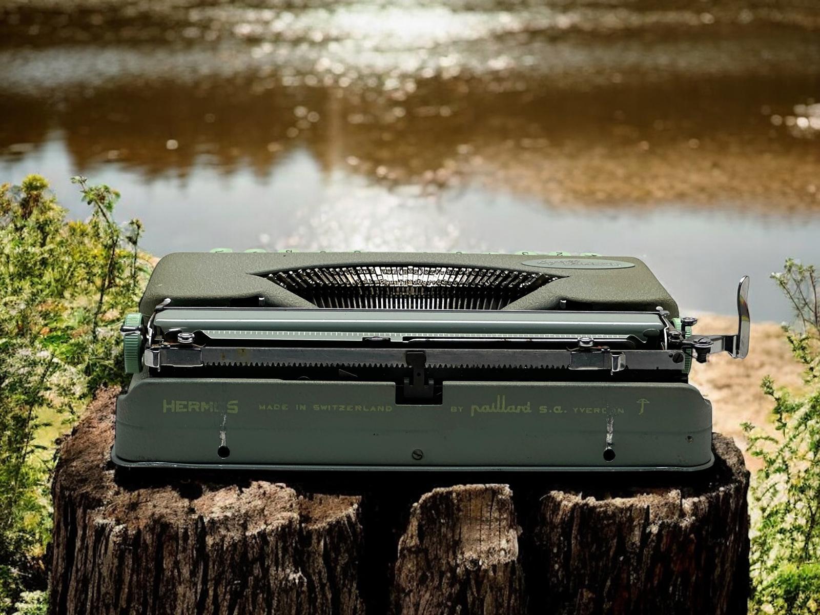 ヴィンテージ エルメス ベビー ポータブル タイプライター (良好な状態) ヴィンテージ エルメス ベビー ポータブル タイプライター (良好な状態)