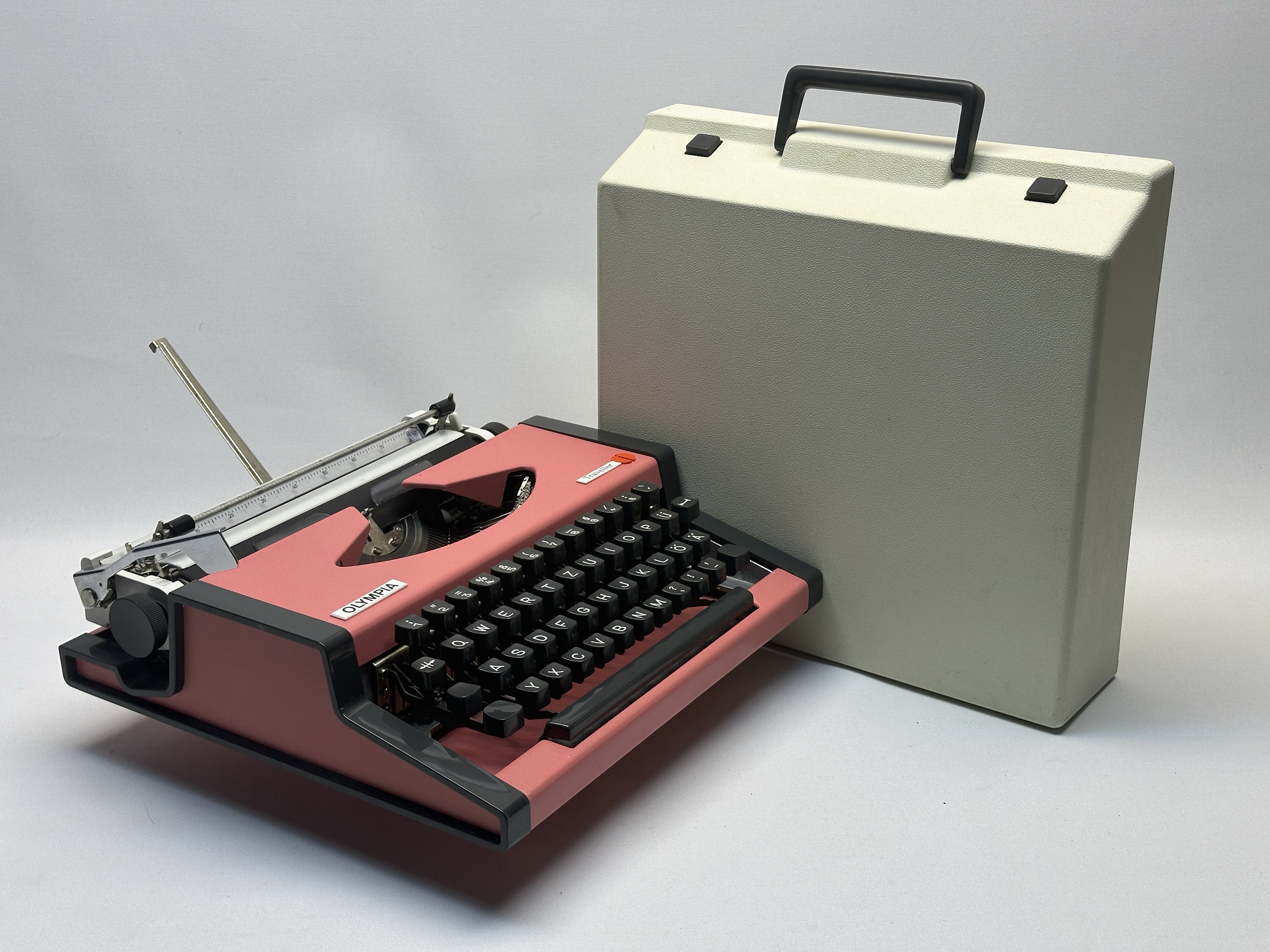 ピンクのオリンピアタイプライター | 1960年代のヴィンテージ