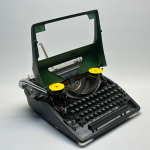 素敵な贈り物！1960年製オリンピア モニカ タイプライター（マットグリーン） | アンティークタイプライター（革製バッグ付き）