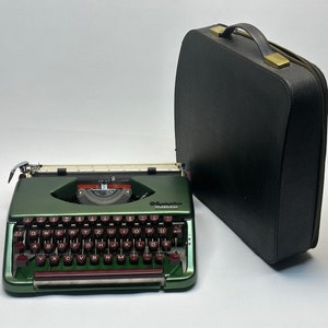 Olympia Splendid 33 Typewriter in Dark Green with Burgundy QWERTZ Keyboard & Rare Leather Bag