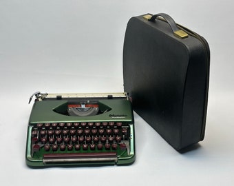 Olympia Splendid 33 Typewriter in Dark Green with Burgundy QWERTZ Keyboard & Rare Leather Bag