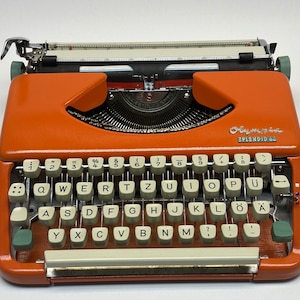 Vintage Elegance! - Olympia Splendid 33 White Typewriter with QWERTZ Keyboard(Whitout Bag)