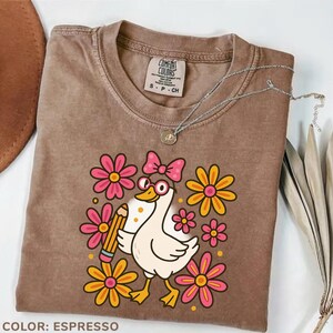 Camisa Comfort Colors Silly Goose Teacher Club, Camisa Preppy Floral para Professores, Camisa de Volta às Aulas, Agradecimento aos Professores, Camisa para Novos Professores