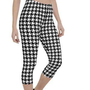 Classic Black White Houndstooth CAPRI Leggings ~ Women&#39;s Casual Timeless Checked Dogstooth Printed Calf-Length Cropped Stretchy Tights Pants