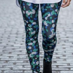 Leggings Clara ~ Calças esportivas justas e elásticas femininas, azuis, pretas, azul-petróleo, com estampa camuflada de bolinhas, estampa de seixos