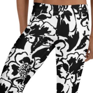 Bold Blossom Leggings ~ Women&#39;s Modern Artsy Classic B/W Large Poppy Flowers Statement Legwear Graphics Printed Stretch Tights Pants for Her