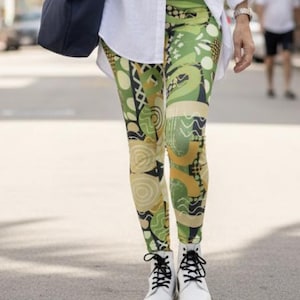 Verde Vogue レギンス ~ レディース グリーン オリーブ シャルトリューズ アブストラクト 大胆 アーティスティックウェア スパイラル ドット モッド ボヘミアン パッチワーク モザイク ストレッチ タイツ パンツ