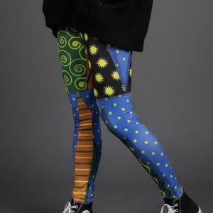 Leggings Wacky Willow ~ Mallas elásticas con estampado de retazos, rayas, puntos y remolinos abstractos coloridos para mujer / Disfraz de payaso para fiesta