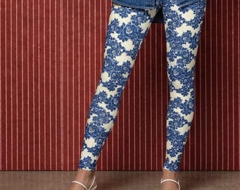 Leggings Indigo Rose Garden ~ Estampa floral azul marinho e creme para mulheres | Calça legging casual sofisticada sem bolsos, estilo boho-chic francês para o verão