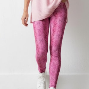 Rosa Schlangenhaut Leggings ~ Frauen helle Python Schlange Tier Druck Dehnbare Strumpfhosen Hosen | Einzigartige Boho Chic Erhöhte Legwear