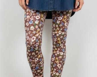 Leggings Cottage Garden ~ Estampa Floral Mini de Flores Silvestres em Tons Terrosos de Chocolate, Marrom e Azul | Meias Macias e Estilo Boho Parisiense Atemporal