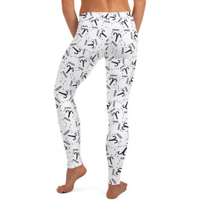 Puede incluir: Leggings blancos con un patr&oacute;n repetido del signo del zod&iacute;aco Aries, la constelaci&oacute;n y la palabra "Aries" en azul marino.