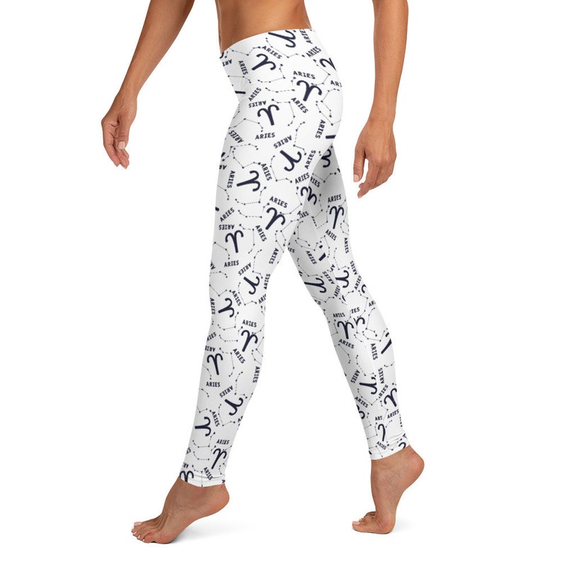 Puede incluir: Leggins blancos con un patr&oacute;n repetido del signo zodiacal Aries en azul marino. El signo est&aacute; rodeado de una constelaci&oacute;n de estrellas.