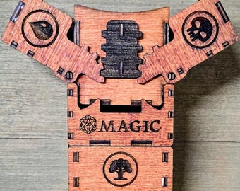 Caja para mazos de cartas de magia hecha a mano con tapa dentada / Capacidad para más de 100 cartas / Se puede personalizar