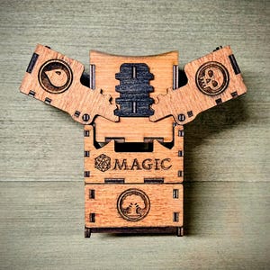 Magic the Gathering-deckdoos met scharnierende opening | Geschikt voor 100 kaarten met sleeve | Premium handgemaakt | Bonus inclusief 2 D20-dobbelstenen