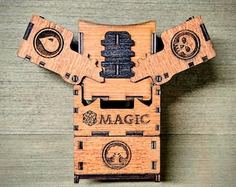 Caja de mazo de Magic the Gathering con apertura con engranajes / Capacidad para 100 cartas con fundas / Fabricada a mano de primera calidad / Incluye 2 dados D20 como bonificación