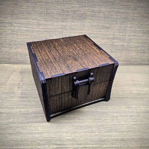Caja de madera hecha a mano / Capacidad para 500 cartas con funda / Cuenta con cierre magnético e incluye 2 dados D20