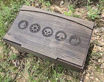Caja de almacenamiento Magic Collection / Capacidad para hasta 900 tarjetas con fundas / Incluye 8 divisores para organización / Tapa magnética