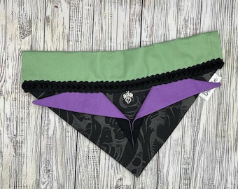 Maleficent hondenbandana over de halsband