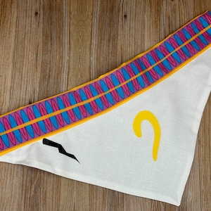 Könnte beinhalten: Weißer Stoffbandana mit einem bunten Muster am Rand, einem gelben Fragezeichen und einem schwarzen Blitz. Die Bandana hat ein Etikett mit der Aufschrift "Barkin".