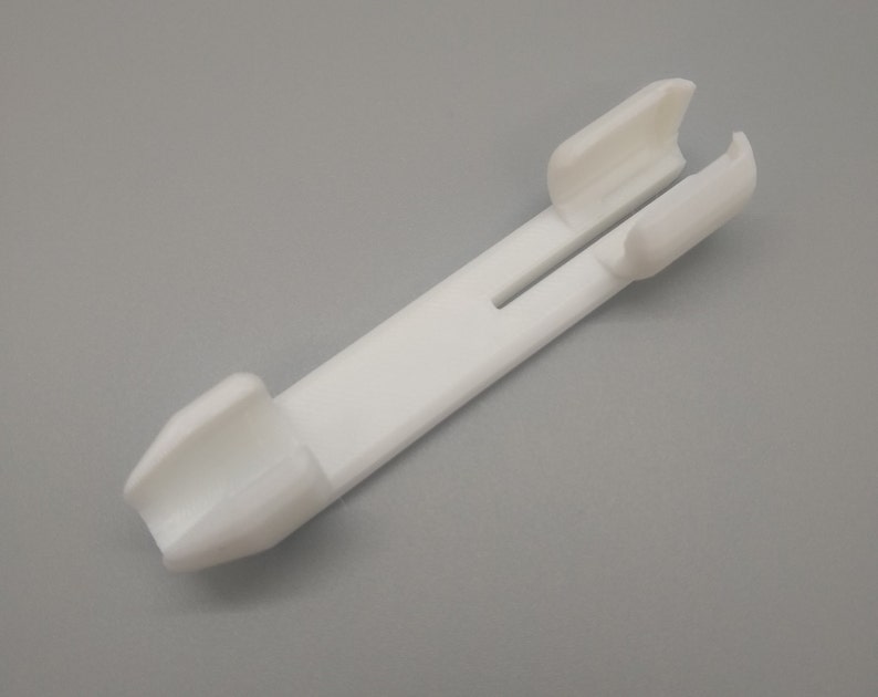 Puede incluir: Clip de cortina de pl&aacute;stico blanco con un gancho en un extremo y una ranura en el otro.