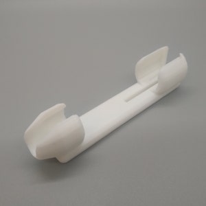 Puede incluir: Soporte de barra de cortina de pl&aacute;stico blanco con dos clips en cada extremo.