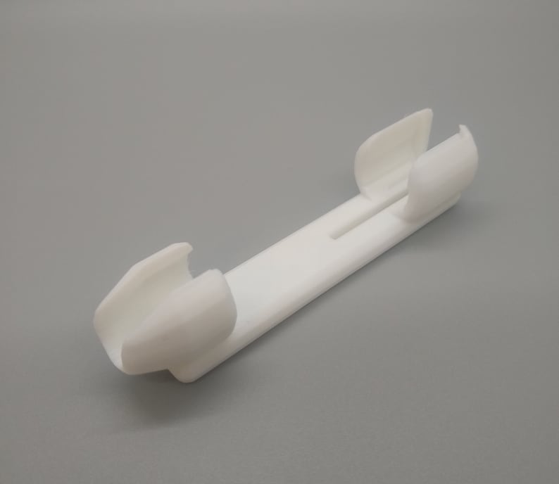 Puede incluir: Soporte de barra de cortina de pl&aacute;stico blanco con dos clips en cada extremo.