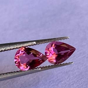 Naturlig sällsynt rosa turmalinpar, 1,35 karat 7 x 5 mm turmalinpäronformad par, örhänge ädelsten, obehandlad ädelsten