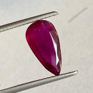 Naturalny rubin gruszkowy – 1,80 ct fioletoworóżowego czerwonego rubinu z Mozambiku (podgrzewanego)