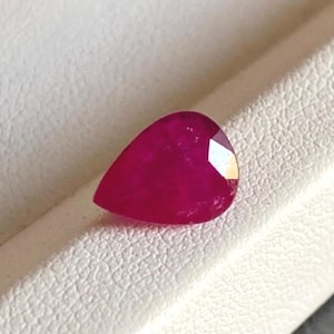 天然モザンビーク産ルビー ペアカット宝石 – 目視で内包物が見えないルースストーン 9 x 7 mm ジュエリー製作用