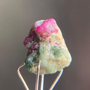 INGEN VÄRME SÄLLSYNT 4,25 ct Naturlig Certifierad Tanzania Rubin och Tsavorit Kombinerad, Exemplar Rubin, Mycket Sällsynt Att Hitta Exemplar, 400 År Gammal