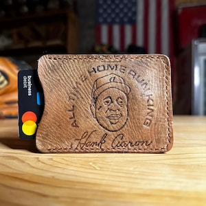 Cartera de cuero con forma de guante de béisbol de Hank Aaron: un regalo único para los aficionados al béisbol / Cartera para tarjetas hecha a mano / Recuerdo de coleccionista