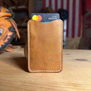 Cartera de cuero con forma de guante de béisbol hecha a mano: un regalo único para él / Correa para efectivo y ranuras para tarjetas / Accesorio vintage para fanáticos del béisbol