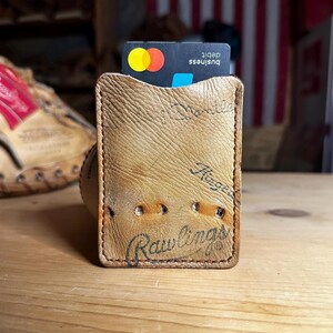 Cartera de cuero con clip para billetes y diseño de guante de béisbol de Mickey Mantle