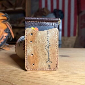 Cartera con forma de guante de béisbol hecha a mano con clip para billetes