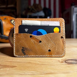 Cartera porta tarjetas de cuero con forma de guante de béisbol Rawlings, hecha a mano