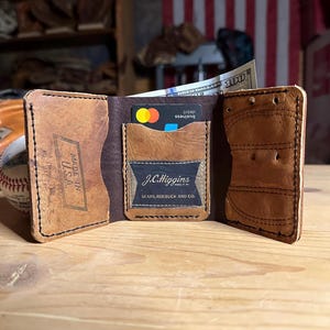 Cartera triple con diseño de guante de béisbol artesanal - JC Higgins Glove