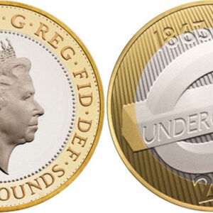 Op de afbeelding: Een munt van twee pond met koningin Elizabeth II aan de ene kant en het logo van de London Underground aan de andere kant. De munt is goud en zilver van kleur, met de tekst "TWO POUNDS" en "UNDERGROUND" zichtbaar.