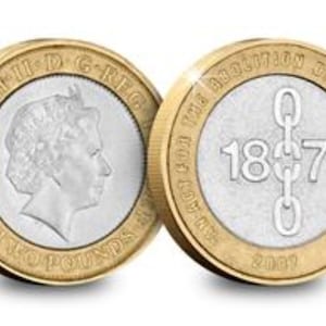 Puede incluir: Moneda de dos libras esterlinas. Una cara muestra a la reina Isabel II, la otra presenta el año 1807 y una cadena rota, conmemorando la abolición de la trata de esclavos. También se puede ver el texto "FOR THE ABOLITION OF THE SLAVE TRADE".