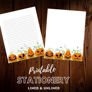 Può includere: Stazioneria stampabile con un foglio di carta rigato e non rigato con un bordo di zucche arancioni a forma di jack-o'-lantern con occhi e bocche nere. Il testo "Stazioneria stampabile" e "Rigato e non rigato" è sotto i fogli di carta.