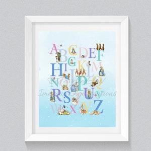 K&ouml;nnte beinhalten: Ein farbenfroher Alphabet-Druck mit Peter Rabbit und seinen Freunden. Jeder Buchstabe ist mit einem anderen Kaninchencharakter aus den Beatrix Potter-Geschichten verziert. Der Hintergrund ist hellblau mit wei&szlig;en Schneeflocken.