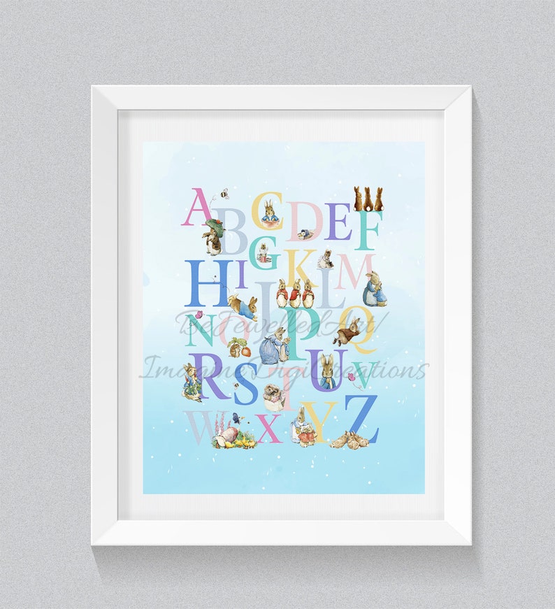 K&ouml;nnte beinhalten: Ein farbenfroher Alphabet-Druck mit Peter Rabbit und seinen Freunden. Jeder Buchstabe ist mit einem anderen Kaninchencharakter aus den Beatrix Potter-Geschichten verziert. Der Hintergrund ist hellblau mit wei&szlig;en Schneeflocken.