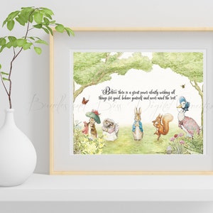 K&ouml;nnte beinhalten: Eine Aquarellillustration von Peter Rabbit und seinen Freunden in einer Waldlandschaft. Der Spruch "Glaube, dass eine gro&szlig;e Macht stillschweigend alles zum Guten lenkt, benimm dich und k&uuml;mmere dich nicht um den Rest." ist in das Bild gedruckt.