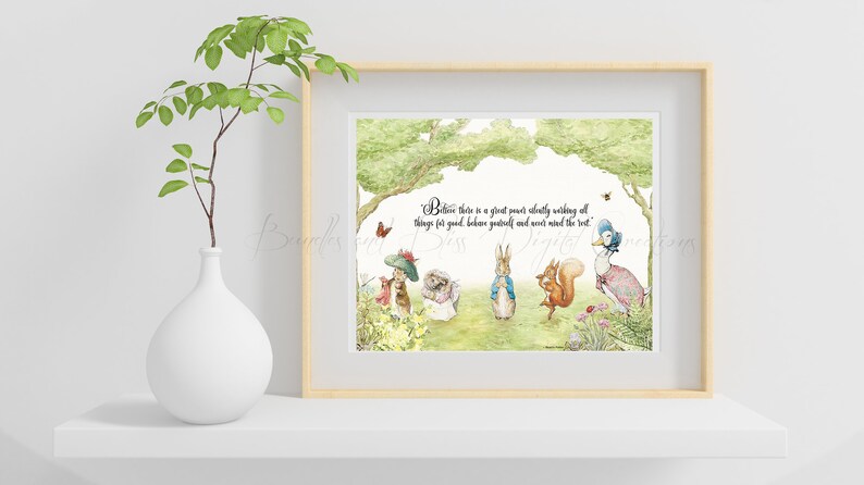 K&ouml;nnte beinhalten: Eine Aquarellillustration von Peter Rabbit und seinen Freunden in einer Waldlandschaft. Der Spruch "Glaube, dass eine gro&szlig;e Macht stillschweigend alles zum Guten lenkt, benimm dich und k&uuml;mmere dich nicht um den Rest." ist in das Bild gedruckt.