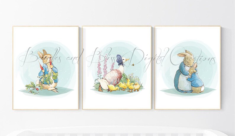 K&ouml;nnte beinhalten: Ein Set aus drei Aquarell-Drucken mit Peter Rabbit-Charakteren. Der erste Druck zeigt Peter Rabbit, der eine Karotte isst. Der zweite Druck zeigt eine Ente mit ihren Entenk&uuml;ken. Der dritte Druck zeigt Peter Rabbits Mutter, die Peter Rabbit umarmt.