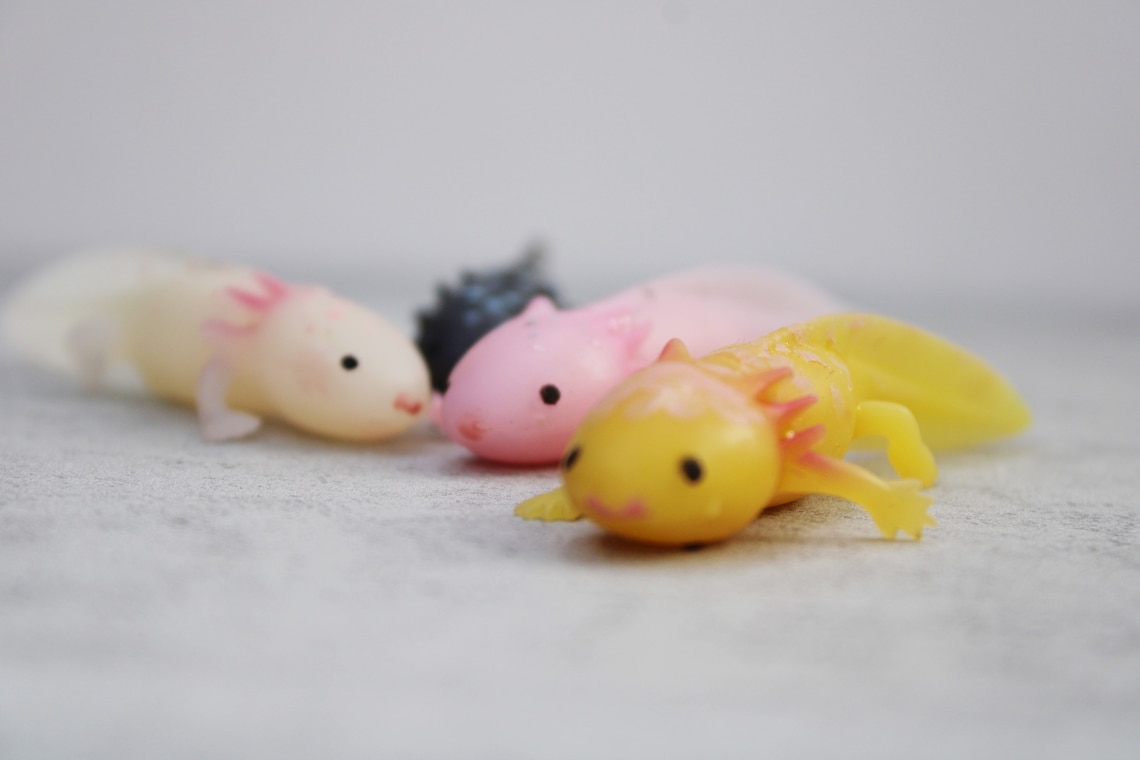 6 Stück Axolotl Squishy Toys – Stressabbau-Spielzeug Glitzernd | Weiche Squeeze-Figuren | Für Kinder & Erwachsene