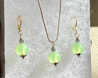 Lime Green Jewelry Set: Vintage Style Necklace and Earrings, Swarovski Crystal Accent