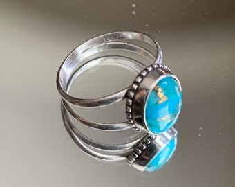 Beautiful turquoise and sterling silver ring. Size 4 3/4